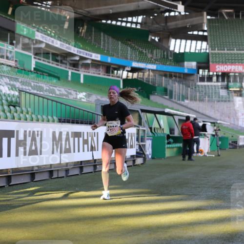 06.10.2024 - 19. swb-Marathon Bremen Yannick Fuchs http://msf.ph/oto/7379905 06.10.2024 10:20:42 Laufen im Stadion 7719, 8955, 9105 meine-sportfotos.de