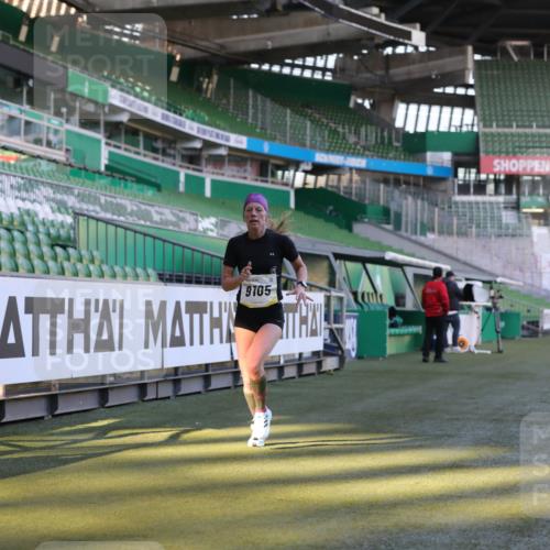 06.10.2024 - 19. swb-Marathon Bremen Yannick Fuchs http://msf.ph/oto/7379917 06.10.2024 10:20:42 Laufen im Stadion 7719, 8955, 9105 meine-sportfotos.de