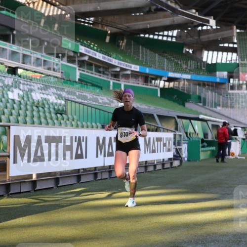 06.10.2024 - 19. swb-Marathon Bremen Yannick Fuchs http://msf.ph/oto/7379939 06.10.2024 10:20:43 Laufen im Stadion 7719, 8955, 9105 meine-sportfotos.de