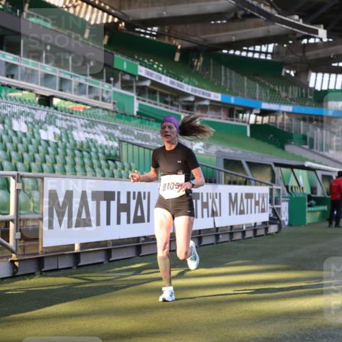06.10.2024 - 19. swb-Marathon Bremen Yannick Fuchs http://msf.ph/oto/7379956 06.10.2024 10:20:43 Laufen im Stadion 7719, 8955, 9105 meine-sportfotos.de