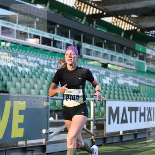 06.10.2024 - 19. swb-Marathon Bremen Yannick Fuchs http://msf.ph/oto/7379972 06.10.2024 10:20:44 Laufen im Stadion 7719, 8955, 9105 meine-sportfotos.de