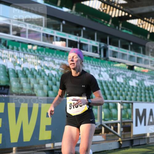 06.10.2024 - 19. swb-Marathon Bremen Yannick Fuchs http://msf.ph/oto/7379979 06.10.2024 10:20:44 Laufen im Stadion 7719, 8955, 9105 meine-sportfotos.de