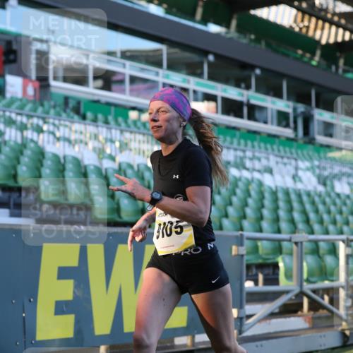 06.10.2024 - 19. swb-Marathon Bremen Yannick Fuchs http://msf.ph/oto/7379987 06.10.2024 10:20:44 Laufen im Stadion 7719, 8955, 9105 meine-sportfotos.de