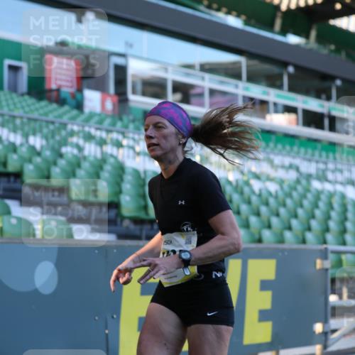 06.10.2024 - 19. swb-Marathon Bremen Yannick Fuchs http://msf.ph/oto/7379994 06.10.2024 10:20:44 Laufen im Stadion 7719, 8955, 9105 meine-sportfotos.de
