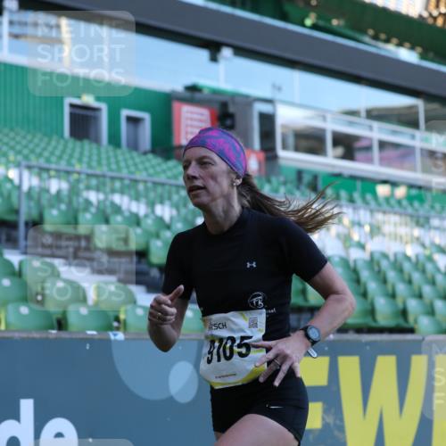 06.10.2024 - 19. swb-Marathon Bremen Yannick Fuchs http://msf.ph/oto/7380002 06.10.2024 10:20:45 Laufen im Stadion 7719, 8657, 8825, 8955, 9105 meine-sportfotos.de