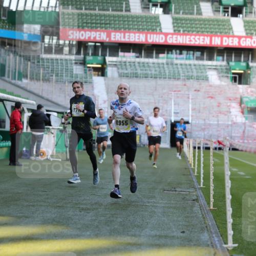 06.10.2024 - 19. swb-Marathon Bremen Yannick Fuchs http://msf.ph/oto/7380026 06.10.2024 10:20:48 Laufen im Stadion 7719, 8657, 8825, 8948, 8955, 9105 meine-sportfotos.de