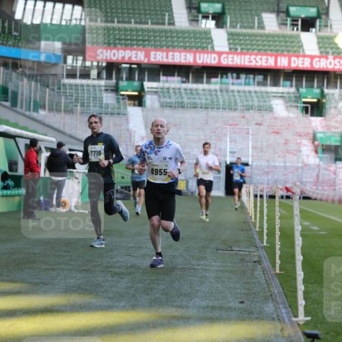 06.10.2024 - 19. swb-Marathon Bremen Yannick Fuchs http://msf.ph/oto/7380033 06.10.2024 10:20:48 Laufen im Stadion 7719, 8657, 8825, 8948, 8955, 9105 meine-sportfotos.de