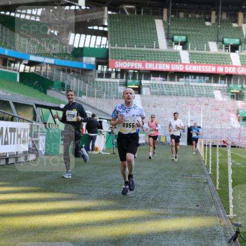 06.10.2024 - 19. swb-Marathon Bremen Yannick Fuchs http://msf.ph/oto/7380068 06.10.2024 10:20:49 Laufen im Stadion 7719, 8397, 8657, 8825, 8948, 8955, 9105 meine-sportfotos.de