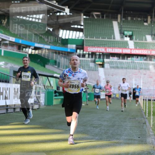 06.10.2024 - 19. swb-Marathon Bremen Yannick Fuchs http://msf.ph/oto/7380073 06.10.2024 10:20:50 Laufen im Stadion 7719, 8397, 8657, 8825, 8948, 8955, 9105 meine-sportfotos.de