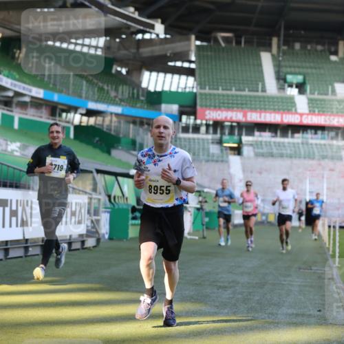 06.10.2024 - 19. swb-Marathon Bremen Yannick Fuchs http://msf.ph/oto/7380080 06.10.2024 10:20:50 Laufen im Stadion 7719, 8397, 8657, 8825, 8948, 8955, 9105 meine-sportfotos.de