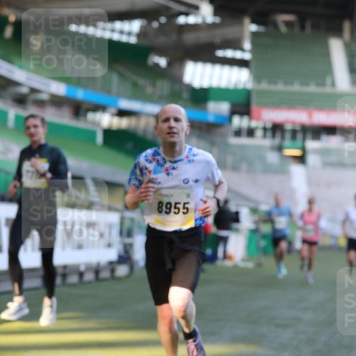 06.10.2024 - 19. swb-Marathon Bremen Yannick Fuchs http://msf.ph/oto/7380094 06.10.2024 10:20:50 Laufen im Stadion 7719, 8397, 8657, 8825, 8948, 8955, 9105 meine-sportfotos.de