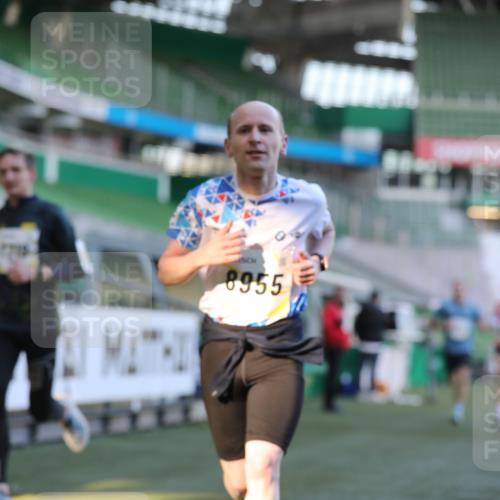 06.10.2024 - 19. swb-Marathon Bremen Yannick Fuchs http://msf.ph/oto/7380098 06.10.2024 10:20:50 Laufen im Stadion 7719, 8397, 8657, 8825, 8948, 8955, 9105 meine-sportfotos.de