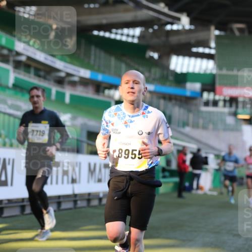 06.10.2024 - 19. swb-Marathon Bremen Yannick Fuchs http://msf.ph/oto/7380103 06.10.2024 10:20:51 Laufen im Stadion 7719, 8397, 8657, 8825, 8948, 8955, 9105 meine-sportfotos.de