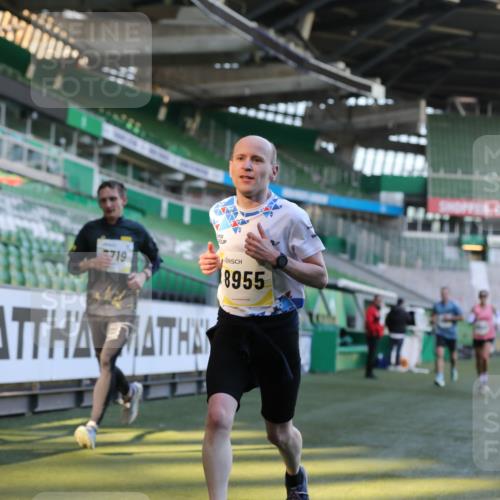 06.10.2024 - 19. swb-Marathon Bremen Yannick Fuchs http://msf.ph/oto/7380108 06.10.2024 10:20:51 Laufen im Stadion 7719, 8397, 8657, 8825, 8948, 8955, 9105 meine-sportfotos.de