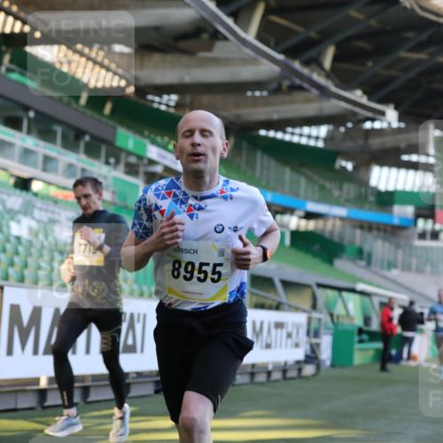 06.10.2024 - 19. swb-Marathon Bremen Yannick Fuchs http://msf.ph/oto/7380122 06.10.2024 10:20:51 Laufen im Stadion 7719, 8397, 8657, 8825, 8948, 8955, 9105 meine-sportfotos.de