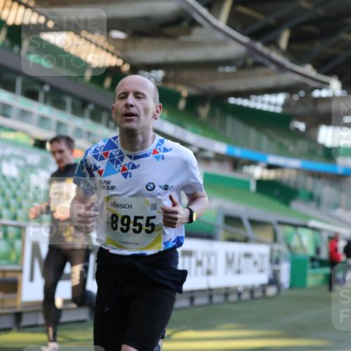 06.10.2024 - 19. swb-Marathon Bremen Yannick Fuchs http://msf.ph/oto/7380125 06.10.2024 10:20:51 Laufen im Stadion 7719, 8397, 8657, 8825, 8948, 8955, 9105 meine-sportfotos.de