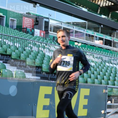 06.10.2024 - 19. swb-Marathon Bremen Yannick Fuchs http://msf.ph/oto/7380129 06.10.2024 10:20:52 Laufen im Stadion 7719, 8397, 8657, 8825, 8948, 8955, 9105 meine-sportfotos.de
