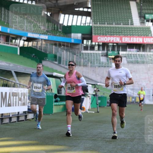 06.10.2024 - 19. swb-Marathon Bremen Yannick Fuchs http://msf.ph/oto/7380146 06.10.2024 10:20:53 Laufen im Stadion 7719, 8397, 8657, 8825, 8948, 8955, 9105 meine-sportfotos.de