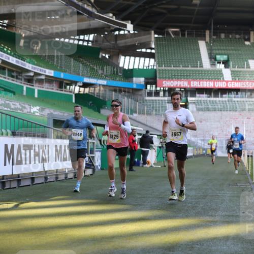 06.10.2024 - 19. swb-Marathon Bremen Yannick Fuchs http://msf.ph/oto/7380179 06.10.2024 10:20:54 Laufen im Stadion 7230, 7719, 8397, 8657, 8825, 8948, 8955, 9105 meine-sportfotos.de