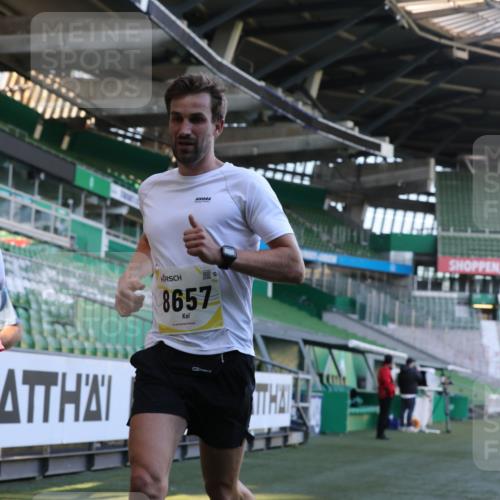 06.10.2024 - 19. swb-Marathon Bremen Yannick Fuchs http://msf.ph/oto/7380321 06.10.2024 10:20:56 Laufen im Stadion 7230, 7719, 8397, 8657, 8825, 8937, 8948, 8955, 9105 meine-sportfotos.de