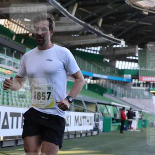 06.10.2024 - 19. swb-Marathon Bremen Yannick Fuchs http://msf.ph/oto/7380327 06.10.2024 10:20:56 Laufen im Stadion 7230, 7719, 8397, 8657, 8825, 8937, 8948, 8955, 9105 meine-sportfotos.de