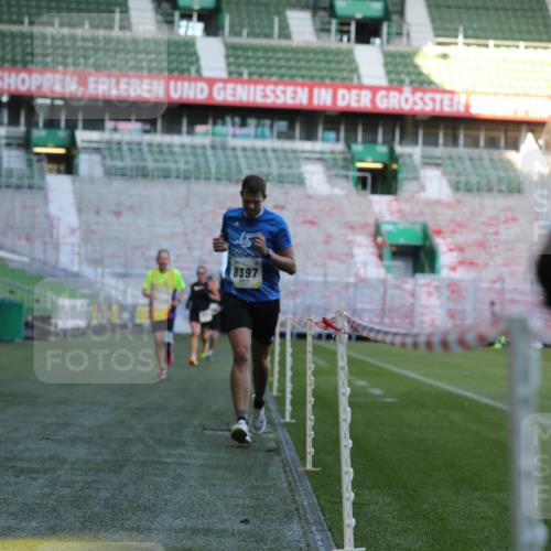 06.10.2024 - 19. swb-Marathon Bremen Yannick Fuchs http://msf.ph/oto/7380345 06.10.2024 10:20:57 Laufen im Stadion 7230, 7719, 8093, 8397, 8657, 8825, 8937, 8948, 8955, 9105 meine-sportfotos.de