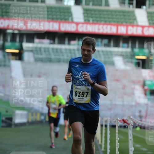 06.10.2024 - 19. swb-Marathon Bremen Yannick Fuchs http://msf.ph/oto/7380418 06.10.2024 10:20:58 Laufen im Stadion 7230, 7719, 8093, 8397, 8657, 8825, 8937, 8948, 8955, 9105 meine-sportfotos.de