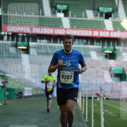 06.10.2024 - 19. swb-Marathon Bremen Yannick Fuchs http://msf.ph/oto/7380441 06.10.2024 10:20:59 Laufen im Stadion 7230, 7719, 8093, 8397, 8657, 8825, 8937, 8948, 8955, 9105 meine-sportfotos.de
