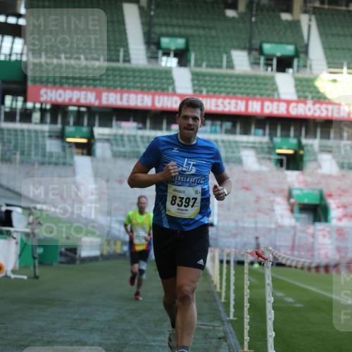 06.10.2024 - 19. swb-Marathon Bremen Yannick Fuchs http://msf.ph/oto/7380448 06.10.2024 10:20:59 Laufen im Stadion 7230, 7719, 8093, 8397, 8657, 8825, 8937, 8948, 8955, 9105 meine-sportfotos.de