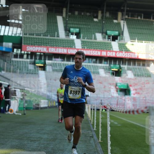 06.10.2024 - 19. swb-Marathon Bremen Yannick Fuchs http://msf.ph/oto/7380461 06.10.2024 10:20:59 Laufen im Stadion 7230, 7719, 8093, 8397, 8657, 8825, 8937, 8948, 8955, 9105 meine-sportfotos.de