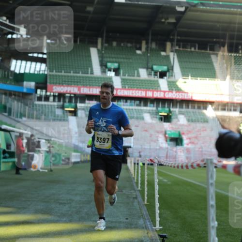 06.10.2024 - 19. swb-Marathon Bremen Yannick Fuchs http://msf.ph/oto/7380489 06.10.2024 10:20:59 Laufen im Stadion 7230, 7719, 8093, 8397, 8657, 8825, 8937, 8948, 8955, 9105 meine-sportfotos.de