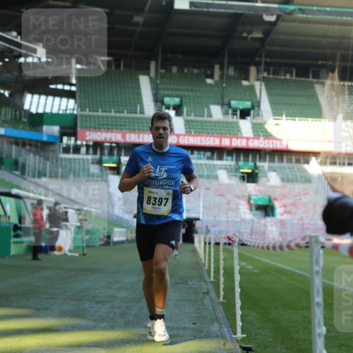 06.10.2024 - 19. swb-Marathon Bremen Yannick Fuchs http://msf.ph/oto/7380502 06.10.2024 10:20:59 Laufen im Stadion 7230, 7719, 8093, 8397, 8657, 8825, 8937, 8948, 8955, 9105 meine-sportfotos.de