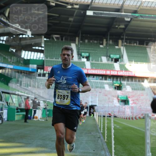 06.10.2024 - 19. swb-Marathon Bremen Yannick Fuchs http://msf.ph/oto/7380542 06.10.2024 10:21:00 Laufen im Stadion 7230, 7719, 8093, 8397, 8657, 8825, 8937, 8948, 8955, 9105 meine-sportfotos.de