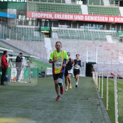 06.10.2024 - 19. swb-Marathon Bremen Yannick Fuchs http://msf.ph/oto/7380565 06.10.2024 10:21:01 Laufen im Stadion 7230, 7719, 8093, 8397, 8657, 8825, 8937, 8948, 8955, 9105 meine-sportfotos.de
