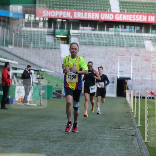 06.10.2024 - 19. swb-Marathon Bremen Yannick Fuchs http://msf.ph/oto/7380618 06.10.2024 10:21:02 Laufen im Stadion 7230, 7719, 8093, 8397, 8657, 8825, 8937, 8948, 8955, 9105 meine-sportfotos.de