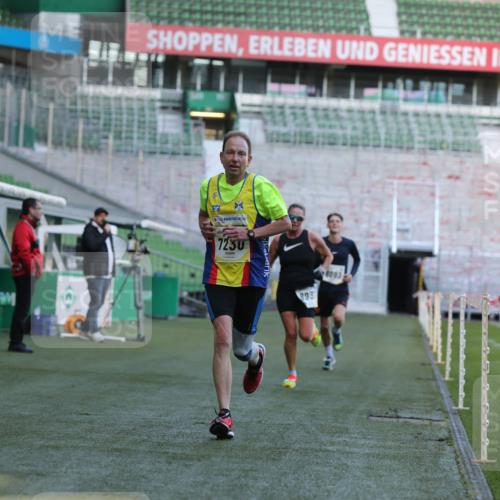 06.10.2024 - 19. swb-Marathon Bremen Yannick Fuchs http://msf.ph/oto/7380623 06.10.2024 10:21:02 Laufen im Stadion 7230, 7719, 8093, 8397, 8657, 8825, 8937, 8948, 8955, 9105 meine-sportfotos.de