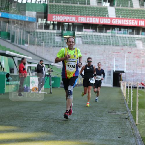 06.10.2024 - 19. swb-Marathon Bremen Yannick Fuchs http://msf.ph/oto/7380637 06.10.2024 10:21:02 Laufen im Stadion 7230, 7719, 8093, 8397, 8657, 8825, 8937, 8948, 8955, 9105 meine-sportfotos.de