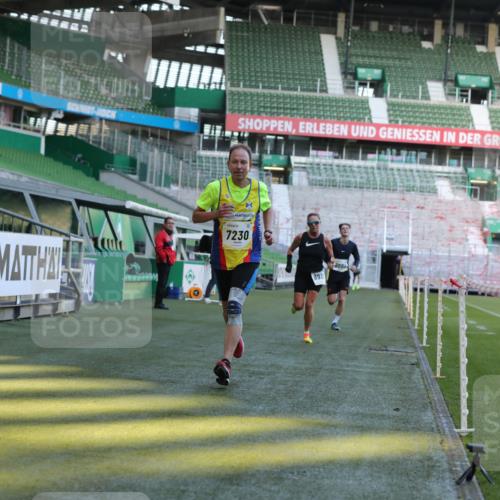 06.10.2024 - 19. swb-Marathon Bremen Yannick Fuchs http://msf.ph/oto/7380682 06.10.2024 10:21:03 Laufen im Stadion 7230, 7719, 8093, 8397, 8657, 8825, 8937, 8948, 8955, 9105 meine-sportfotos.de