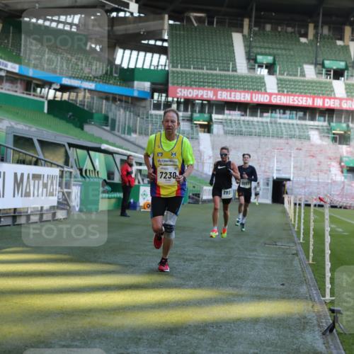 06.10.2024 - 19. swb-Marathon Bremen Yannick Fuchs http://msf.ph/oto/7380687 06.10.2024 10:21:03 Laufen im Stadion 7230, 7719, 8093, 8397, 8657, 8825, 8937, 8948, 8955, 9105 meine-sportfotos.de