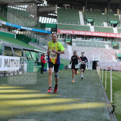 06.10.2024 - 19. swb-Marathon Bremen Yannick Fuchs http://msf.ph/oto/7380696 06.10.2024 10:21:03 Laufen im Stadion 7230, 7719, 8093, 8397, 8657, 8825, 8937, 8948, 8955, 9105 meine-sportfotos.de