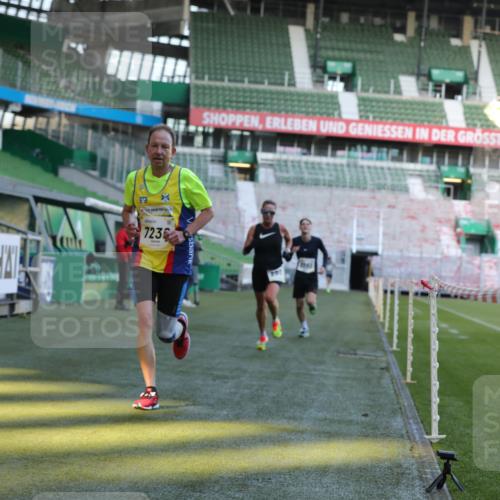 06.10.2024 - 19. swb-Marathon Bremen Yannick Fuchs http://msf.ph/oto/7380702 06.10.2024 10:21:03 Laufen im Stadion 7230, 7719, 8093, 8397, 8657, 8825, 8937, 8948, 8955, 9105 meine-sportfotos.de