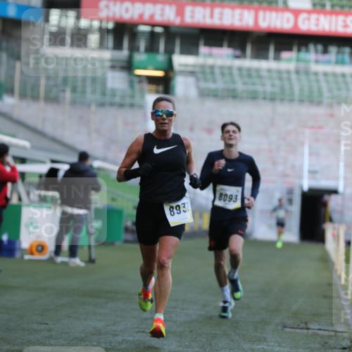 06.10.2024 - 19. swb-Marathon Bremen Yannick Fuchs http://msf.ph/oto/7380709 06.10.2024 10:21:04 Laufen im Stadion 7230, 7719, 8093, 8397, 8657, 8825, 8937, 8948, 8955, 9105 meine-sportfotos.de