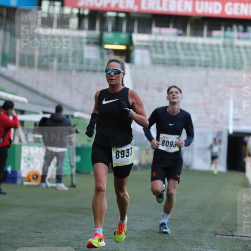 06.10.2024 - 19. swb-Marathon Bremen Yannick Fuchs http://msf.ph/oto/7380716 06.10.2024 10:21:04 Laufen im Stadion 7230, 7719, 8093, 8397, 8657, 8825, 8937, 8948, 8955, 9105 meine-sportfotos.de