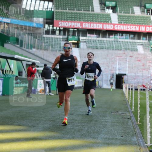 06.10.2024 - 19. swb-Marathon Bremen Yannick Fuchs http://msf.ph/oto/7380747 06.10.2024 10:21:05 Laufen im Stadion 7230, 7719, 8093, 8397, 8657, 8825, 8937, 8948, 8955, 9105 meine-sportfotos.de