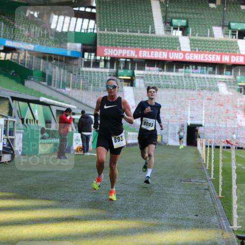 06.10.2024 - 19. swb-Marathon Bremen Yannick Fuchs http://msf.ph/oto/7380756 06.10.2024 10:21:05 Laufen im Stadion 7230, 7719, 8093, 8397, 8657, 8825, 8937, 8948, 8955, 9105 meine-sportfotos.de