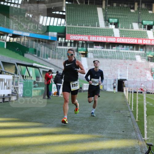 06.10.2024 - 19. swb-Marathon Bremen Yannick Fuchs http://msf.ph/oto/7380763 06.10.2024 10:21:05 Laufen im Stadion 7230, 7719, 8093, 8397, 8657, 8825, 8937, 8948, 8955, 9105 meine-sportfotos.de