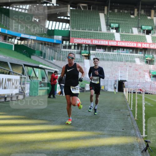 06.10.2024 - 19. swb-Marathon Bremen Yannick Fuchs http://msf.ph/oto/7380778 06.10.2024 10:21:05 Laufen im Stadion 7230, 7719, 8093, 8397, 8657, 8825, 8937, 8948, 8955, 9105 meine-sportfotos.de