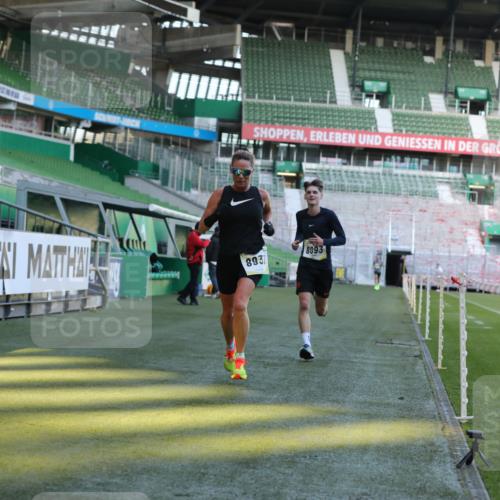 06.10.2024 - 19. swb-Marathon Bremen Yannick Fuchs http://msf.ph/oto/7380794 06.10.2024 10:21:05 Laufen im Stadion 7230, 7719, 8093, 8397, 8657, 8825, 8937, 8948, 8955, 9105 meine-sportfotos.de