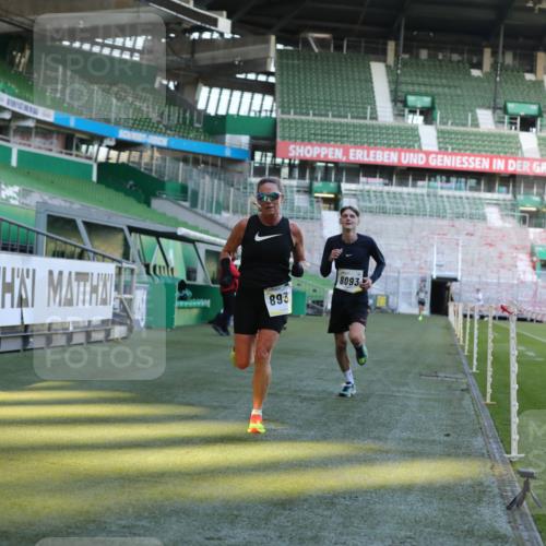 06.10.2024 - 19. swb-Marathon Bremen Yannick Fuchs http://msf.ph/oto/7380800 06.10.2024 10:21:06 Laufen im Stadion 7230, 7719, 8093, 8397, 8657, 8825, 8937, 8948, 8955, 9105 meine-sportfotos.de