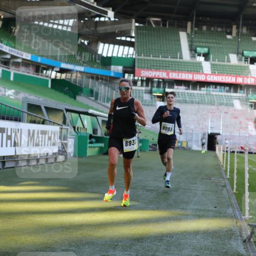 06.10.2024 - 19. swb-Marathon Bremen Yannick Fuchs http://msf.ph/oto/7380814 06.10.2024 10:21:06 Laufen im Stadion 7230, 7719, 8093, 8397, 8657, 8825, 8937, 8948, 8955, 9105 meine-sportfotos.de